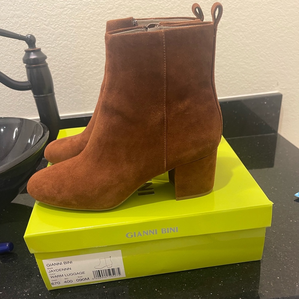 Gianni Bini style: Jadelyn. Size: 9M I do have the box